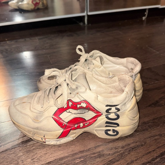 Gucci Beige Sneakers with Red Lip Graphic - Picture 2 of 4